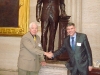  Filip Dewinter met auteur Bob May \"The New Right Progress\" voor het standbeeld van Ronald Reagan in de Amerikaanse Senaat                              